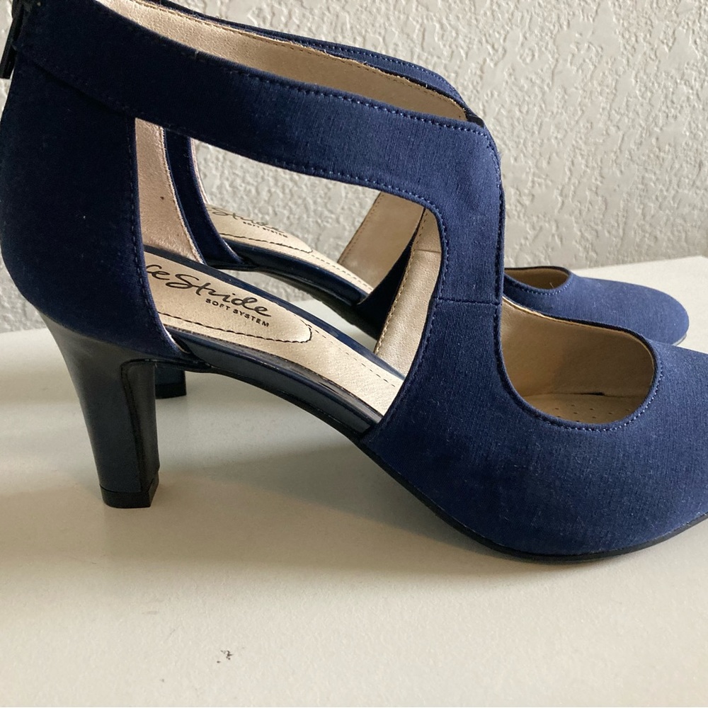 Women's Giovanna Pump Navy Heel - Picture 10 of 11